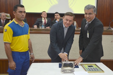 O prefeito foi convidado aa carimbar o selo O prefeito foi convidado aa carimbar o selo