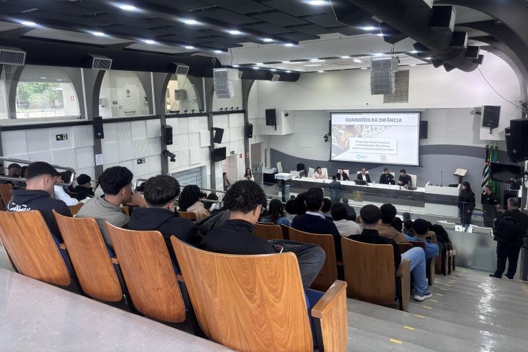 Câmara recebe estudantes da Guardinha em evento do programa Guardiões da Infância sobre o ECA Digital