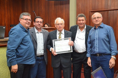 Sr. Eugênio Bortolini recebe homenagem da Câmara, representando a Bortolini Móveis e Decoração Ltda Sr. Eugênio Bortolini recebe homenagem da Câmara, representando a Bortolini Móveis e Decoração Ltda