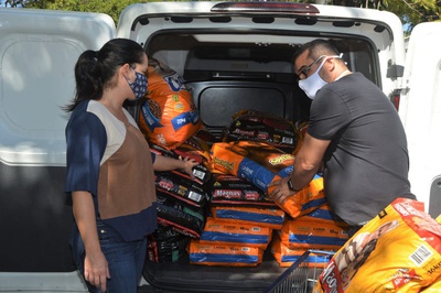 Fundo Social recebe doação de ração para animais