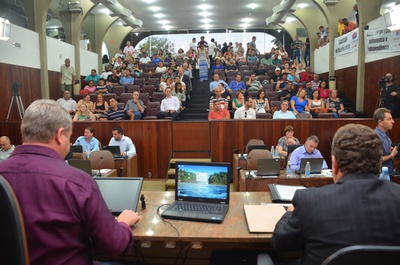 Sessão com 27 itens lota a Câmara