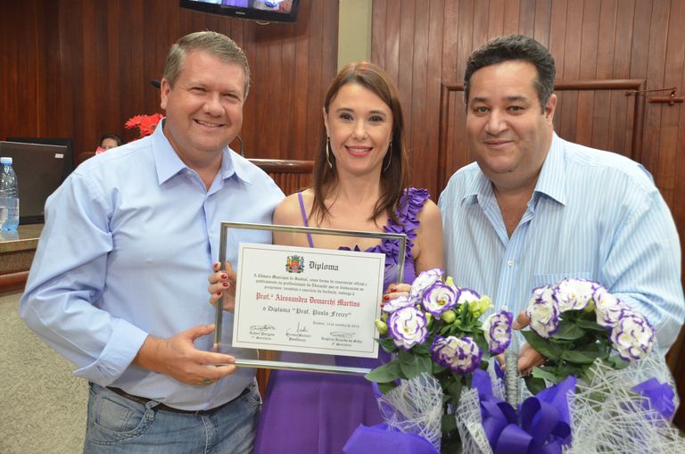 PROFESSORA ALESSANDRA DEMARCHI MARTINS RECEBE HOMENAGEM DOS VEREADORES MARCELO GASTALDO E VALDECI VILAR