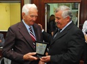 Vereador Mingo Fonte Basso entrega homenagem ao sr. Seraphim Ruzza