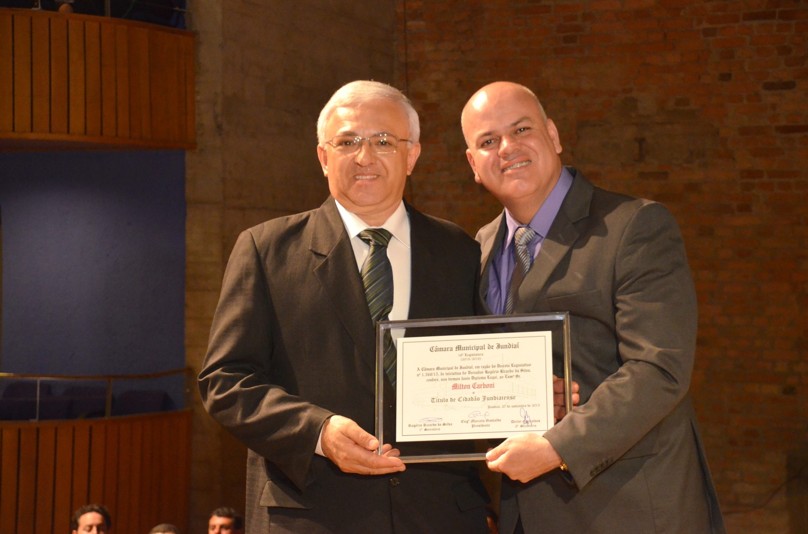 33. Ver. Rogério Ricardo da Silva entrega homenagem ao sr. Milton Carboni